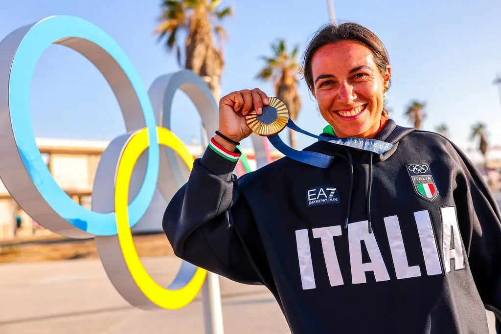 Marta Maggetti con la medaglia d'oro davanti ai cerchi olimpici