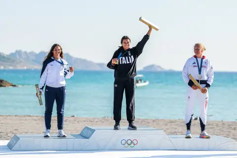 Il podio olimpico sulla spiaggia