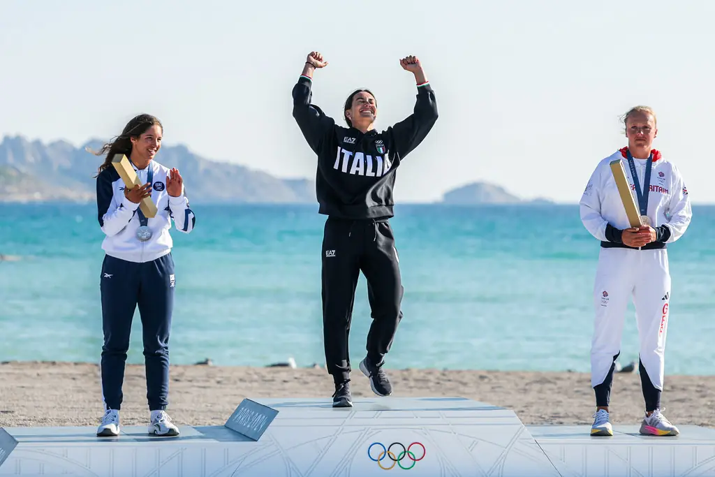 Marta Maggetti festeggia sul podio olimpico
